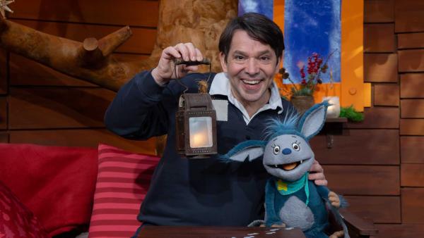 Bild 1 von 1: Fidi und Juri freuen sich über die Wintersonnenwende. Sie singen ein Adventslied und folgen den geheimnisvollen Glitzerspuren der Wichtel.