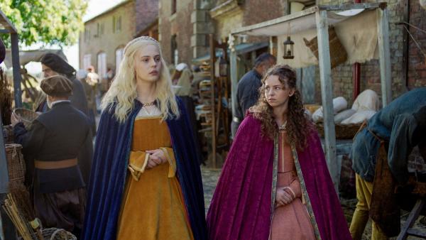 Bild 1 von 5: Im 16. Jahrhundert machen sich die Schwestern Maggie (Hattie Gotobed, r.) und Elinor (Ella Maisy Purvis, l.) Sorgen, weil sich ein Hexenjäger im Ort aufhält.© ZDF/Kind Of Productions Limited MMXXIII - Honorarfreie Verwendung gemäß AGB im redaktionellen Zusammenhang mit genannter Sendung bei Nennung \