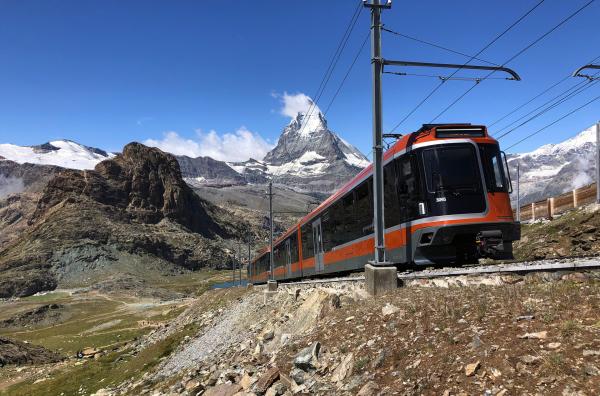 Bild 1 von 2: Die Gornergratbahn fährt im 30-Minuten-Takt von Zermatt zum Gornergrat ? der Blick aufs Matterhorn ist dabei allgegenwärtig.