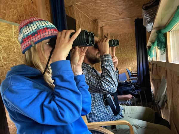 Bild 1 von 5: Triin Asi und Bert Rähni in ihrer Bärenbeobachtungshütte im Alutaguse-Nationalpark.
