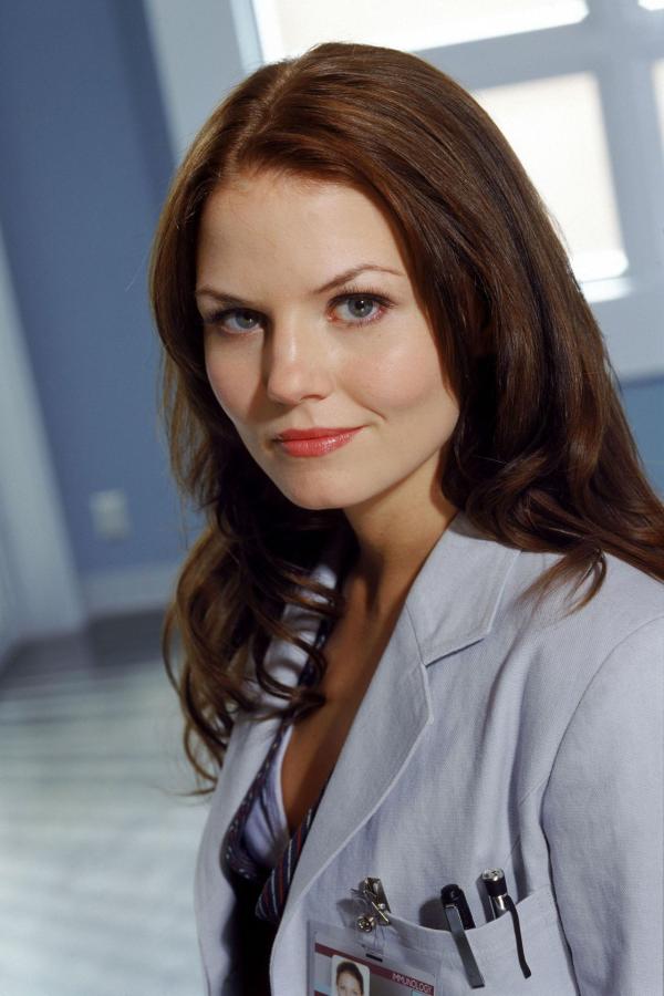Bild 1 von 21: (1. Staffel) - Dr. Allison Cameron (Jennifer Morrison) bewundert Dr. House und wünscht sich zeitweise sogar mehr als nur nach seiner Anerkennung.