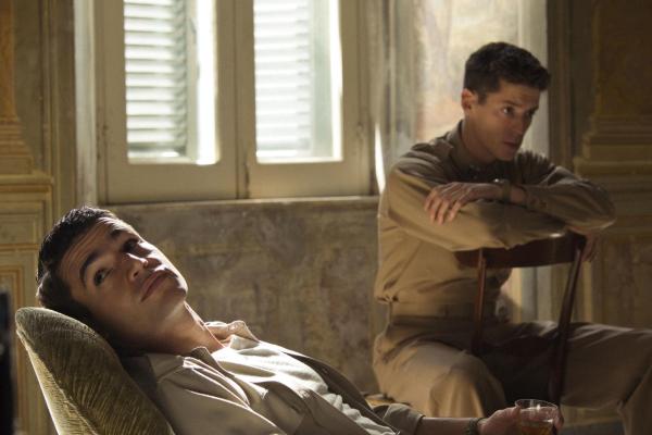 Bild 1 von 7: Yossarian (Christopher Abbott, l.); Clevinger (Pico Alexander, r.)