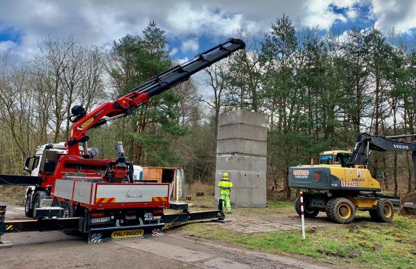 Bild 1 von 7: Wiederaufbau des im Jahr 2009 illegal abgebauten Grenzwachturms bei Walbeck (Landkreis Börde) im April 2024.