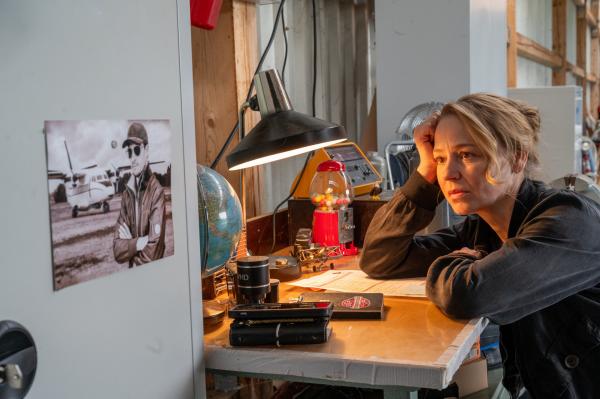 Bild 1 von 3: Nachdem der Hagelflieger-Pilot Hannes Rieger getötet aufgefunden wurde, gerät auch dessen Schwester Anja Rieger (Theresa Scholze) unter dringenden Tatverdacht. Die beiden haben gemeinsam die Stuttgarter Hagelabwehr geleitet und dabei kam es offenbar immer wieder zu Unstimmigkeiten. Ist ein Streit zwischen den Geschwistern eskaliert?