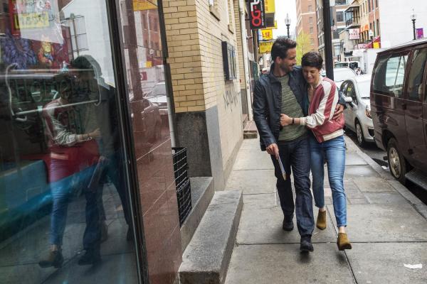 Bild 1 von 14: Jeden Dienstag fliegt Flugbegleiterin Charlotte (Jasmin Gerat, r.) nach New York. Als sie dort Klaus (Oliver Mommsen, l.) kennenlernt, ahnt sie nicht, dass heftige Turbulenzen sie schon bald zur Landung zwingen ...