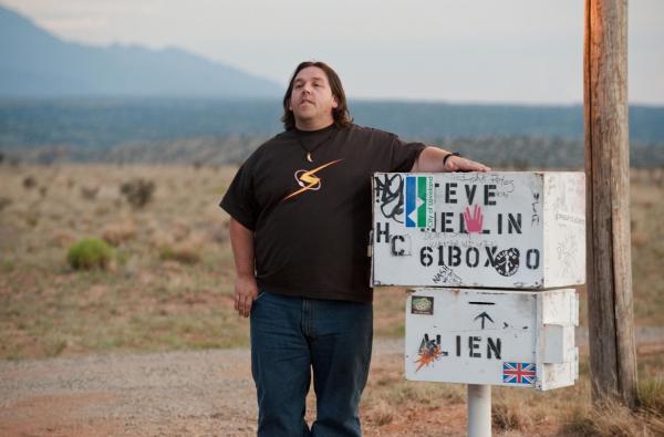 Bild 1 von 8: Für den Science-Fiction-Fan Clive Gollings (Nick Frost) geht ein Traum in Erfüllung: Eine Fahrt auf dem Extraterrestrial Highway, vorbei an dem berühmten Briefkasten, der \