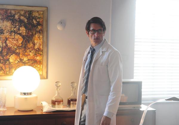 Bild 1 von 6: Dr. Patrick McNaughton (Jonathan LaPaglia)