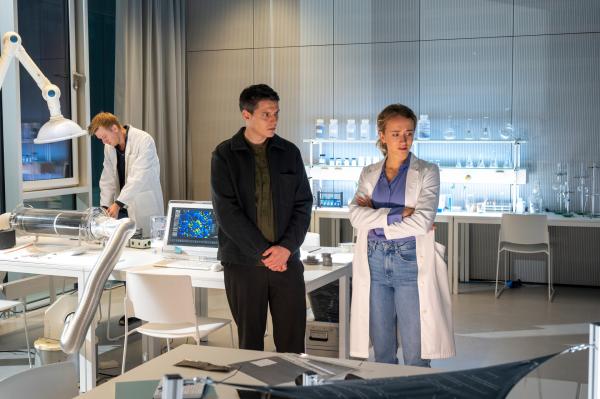 Bild 1 von 4: Gab es einen Übergriff oder nicht? Im Mordfall an einem renommierten Hochschulprofessor gerät dessen wissenschaftliche Assistentin Hillevi Svenson (Runa Schymanski) unter dringenden Tatverdacht. Sie hatte ihren Chef vor ein paar Jahren wegen sexueller Belästigung angezeigt, die Anzeige nach kurzer Zeit jedoch wieder zurückgezogen. Gegenüber Kommissar Rico Sander (Benjamin Strecker) beteuert sie, die Annäherungsversuche damals falsch verstanden zu haben.