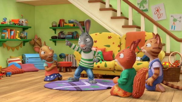 Bild 1 von 3: Pip ruft zum Tanzwettbewerb auf und die Gang macht begeistert mit.