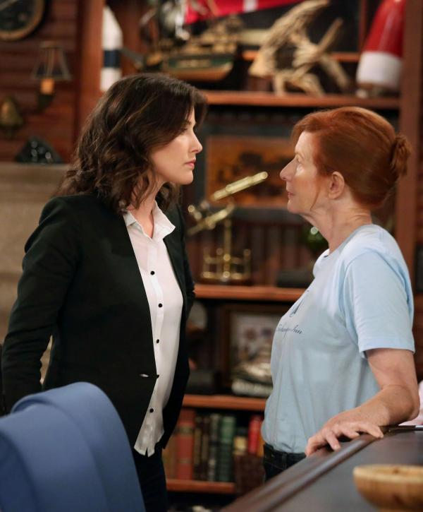 Bild 1 von 19: Geraten in einen handfesten Streit: Robin (Cobie Smulders, l.) und ihre zukünftige Schweigermutter Loretta (Frances Conroy, r.) ...