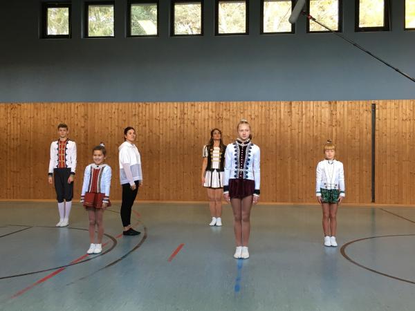 Bild 1 von 9: Moderatorin Claudia Pupeter (Mitte hinten) beim Training mit Aenne Rebhan (2. von rechts).