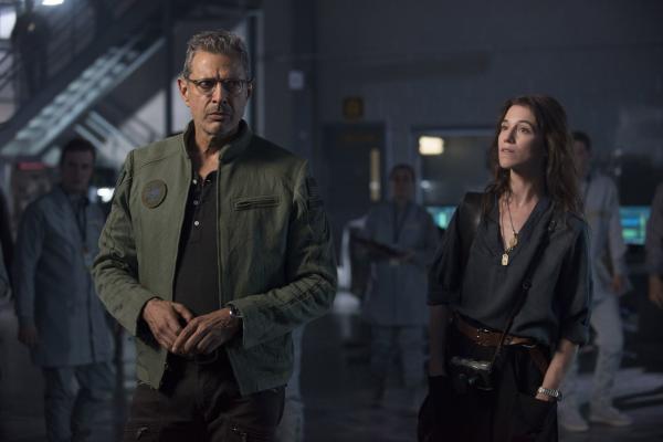Bild 1 von 8: DF-08566r - Dr. Catherine Marceaux (Charlotte Gainsbourg) and David Levinson (Jeff Goldblum) investigate some clues about the aliens? imminent attack. Photo Credit: Claudette Barius.