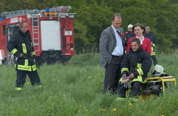Bild 1 von 11: Der verzweifelte Rietschek wird vernommen. Von links: Eddi Blum (Eberhard Krichberg), Winnie Scheel (Martin Brambach), Katrin B?rensen (Claudia Schmutzler) und Norbert Rietschek (vorne: Volker Zack Michalowski).Honorarfrei - nur f?r diese Sendung bei Nennung ZDF und Marc Meyerbr?ker