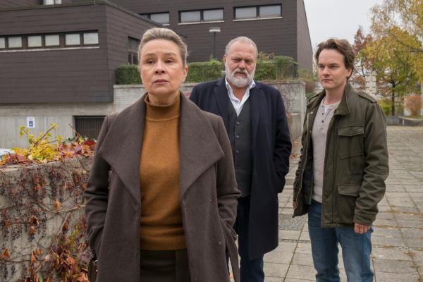 Bild 1 von 8: Hauptkommissar Richard Voss (Jan-Gregor Kremp, M.) und Tom Kupfer (Ludwig Blochberger) haben bei Petra Ramsauer (Susanne Schäfer) einen wunden Punkt getroffen, denn die Kommissare haben herausgefunden, dass sie schon länger etwas vor ihrem Lebensgefährten verheimlichte.