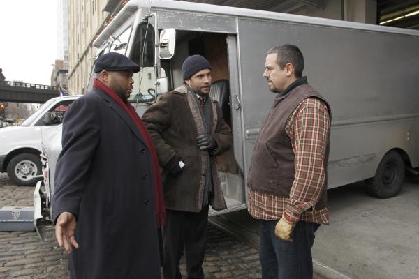 Bild 1 von 8: Anthony Anderson as Det. Kevin Bernard, Jeremy Sisto as Det. Cyrus Lupo, Frank Pando as Silvio Mangiafico -- NBC