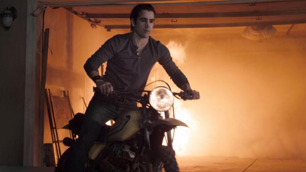 Bild 1 von 19: Tagsüber flirtet er mit Charleys Mutter, nachts tötet er wahllos die Nachbarschaft. Vampir Jerry (Colin Farrell) ...