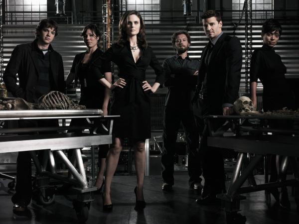 Bild 1 von 13: (v.l.n.r.) Dr. Addy (Eric Millegan); Angela Montenegro (Michaela Conlin); Dr. Brennan (Emily Deschanel); Dr. Hodgins (T.J. Thyne); Booth (David Boreanaz); Camille Saroyan (Tamara Taylor)