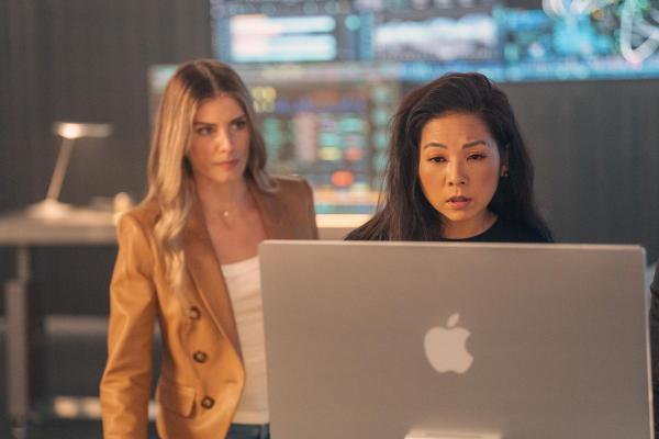 Bild 1 von 12: Addison Augustine (Caitlin Bassett, l.); Jenn Chu (Nanrisa Lee, r.)