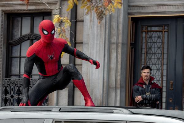 Bild 1 von 1: Spider-Man: No Way Home  Tom Holland als Spider-Man, Benedict Cumberbatch als Doctor Strange  SRF/2021 Columbia Pictures Industries, Inc. and Marvel Characters, Inc. All Rights Reserved. | MARVEL and all related character names: