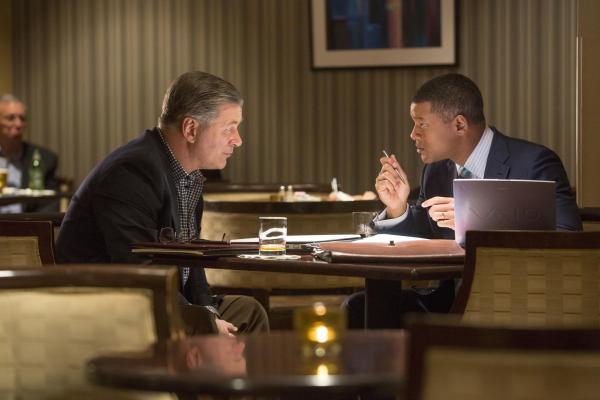 Bild 1 von 4: Dr. Bennet Omalu (Alec Baldwin, l.); Dr. Bennet Omalu (Will Smith, r.)