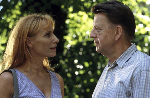 Bild 1 von 1: Kommissar Joe Hoffer (Jörg Gudzuhn) findet seine Hospitantin, die Sachbuchautorin Dr. Patricia Marr (Andrea Sawatzki), ausgesprochen anziehend.