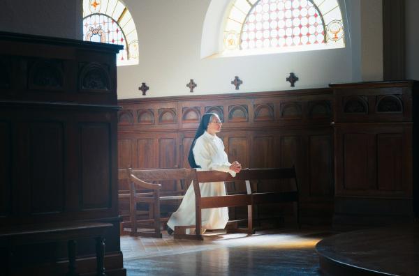 Bild 1 von 3: Schwester Laure ist Nonne im Kloster der Augustinerinnen der Barmherzigkeit Jesu in Malestroit in der Bretagne, Frankreich.