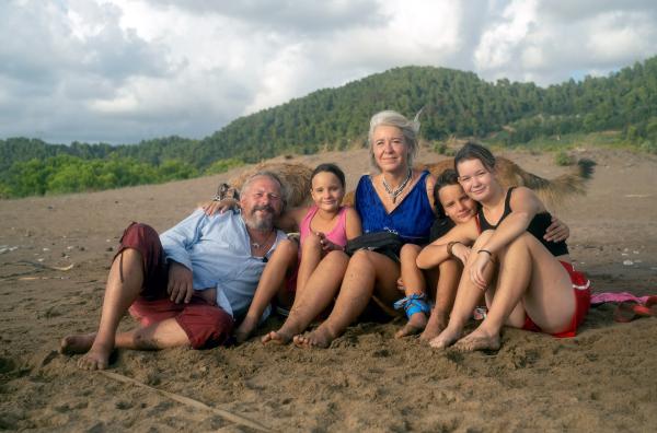 Bild 1 von 2: Auf dem Peloponnes will die zusammengewürfelte Familie heimisch werden.