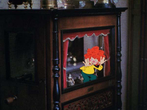Bild 1 von 10: Eine ganze Nacht im Uhrengeschäft? Pumuckl interessiert sich neuerdings für Uhren. Er reißt aus und schleicht sich in einen Uhrenladen. Dort ist er fasziniert von den kleinen Tanzfiguren einer Spieluhr. In seiner Begeisterung merkt er nicht, dass der Besitzer des Ladens Feierabend macht und die Tür absperrt. Pumuckl ruft um Hilfe, bis Passanten die Polizei alarmieren.