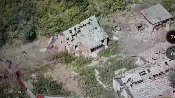 Bild 1 von 3: Eine Drohnenaufnahme zeigt zerstörte Gebäude und überwucherte Ruinen - stille Zeugnisse der schweren Kämpfe im Osten der Ukraine.