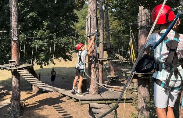 Bild 1 von 12: Im Bild: Für Benni und Gucki geht es diesmal mit professioneller Kletterausrüstung in den Waldseilpark am Wiener Kahlenberg.