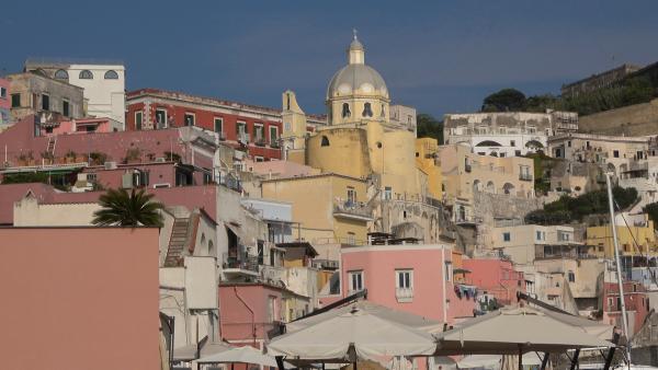 Bild 1 von 3: Italien wie aus dem Bilderbuch: Die bunten Häuser auf der Insel Procida sind ein beliebtes Fotomotiv.