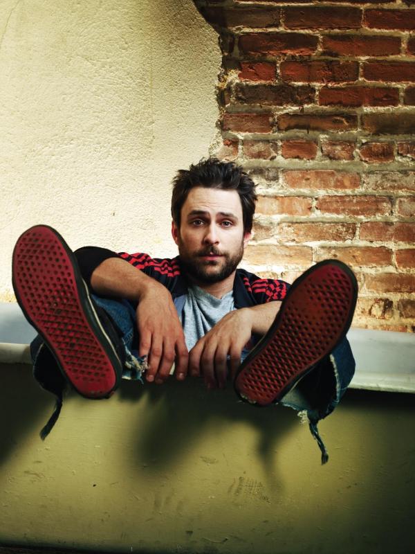 Bild 1 von 13: (6. Staffel) - Charlie Kelly (Charlie Day) legt auf Hygiene keinen besonderen Wert legt, ist stets pleite und verbringt viel Zeit mit Schnüffeln ...