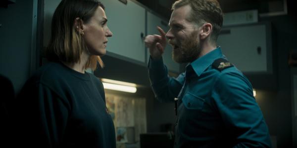 Bild 1 von 11: Amy (Suranne Jones) und Elliot (Shaun Evans) geraten in Streit. Amy weiß von seiner Affäre.