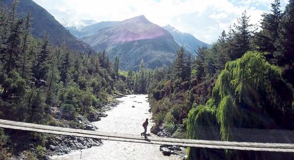 Bild 1 von 6: Im Bild: Canela Ortega überquert ihren geliebten Maipo Fluß im Maipo Tal in Chile. Auf dem Fluss geht sie ihrer Lieblingsbeschäftigung nach- dem Kayak fahren in den reißenden Strömungen.