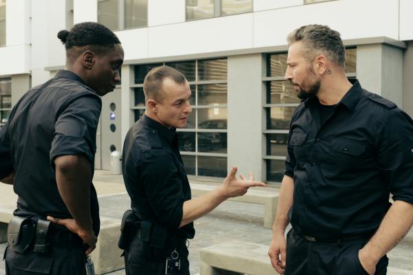Bild 1 von 11: Mané (Emmanuel Ajayi, l.), Mario (Paul Wollin, M.) und Georg (Murathan Muslu, r.) besprechen gemeinsam den Ablauf ihrer Schicht in der \