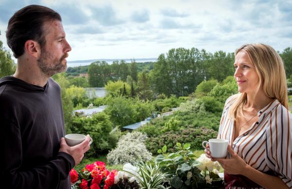 Bild 1 von 5: Windpocken! Nora (Tanja Wedhorn) muss ihren Praxiskollegen Dr. Stresow (Benjamin Grüter) krankheitsbedingt vertreten.