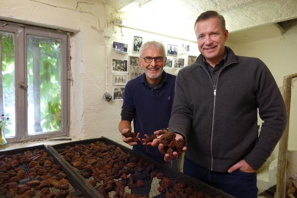 Bild 1 von 17: Alexander Herrmann (rechts) und Franz Hümmer mit Hutzeln in Fatschenbrunn im Landkreis Haßberge in Unterfranken.