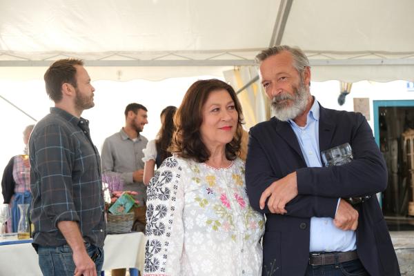 Bild 1 von 9: Vinz Huber (Michael Roll, r.) ist zwar wieder in einer neuen Beziehung, aber fühlt sich von Eva Lorenz (Eva Mattes, M.) einfach besser verstanden. Im Hintergrund: Aaron Kolberg (Matthias Ziesing, l.).