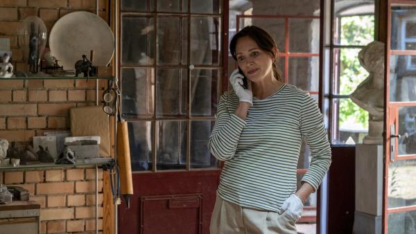 Bild 1 von 5: Kriminalhauptkommissarin Karoline Joost (Nike Fuhrmann) sieht sich im Atelier der ermordeten Kirchenmalerin um. Hat sie etwas gefunden, das sie der Lösung des Falles näher bringt?