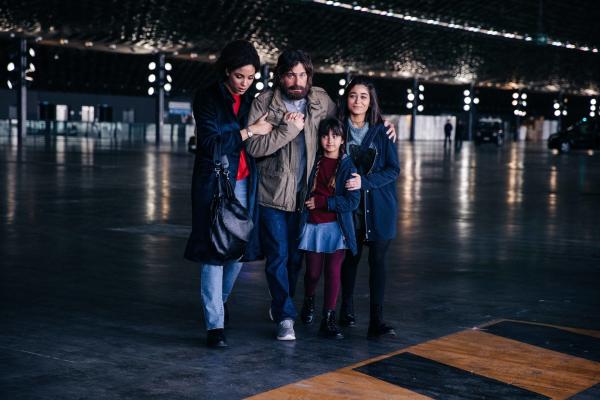 Bild 1 von 4: Sylvie (Stéfi Celma, l.) und ihre beiden Töchter Maia (Margherita Aresti, r.) und Camilla (Azzurra Merenda, 2.v.r.) sind überglücklich, dass Luca (Lino Guanciale, M.) das Schiffsunglück überlebt hat.