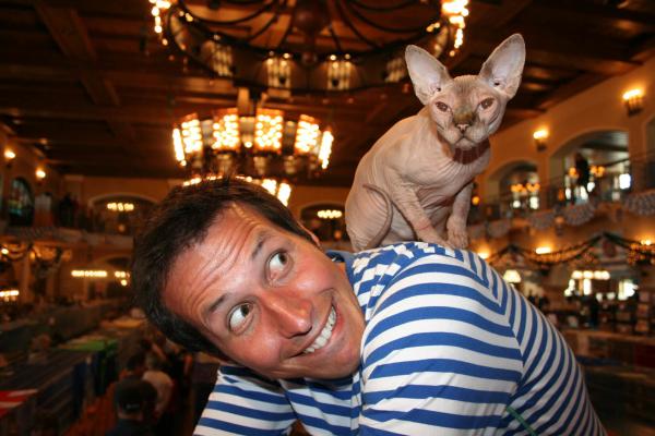 Bild 1 von 12: Willi mit einer Nacktkatze bei der Katzenausstellung im Münchner Löwenbräukeller.