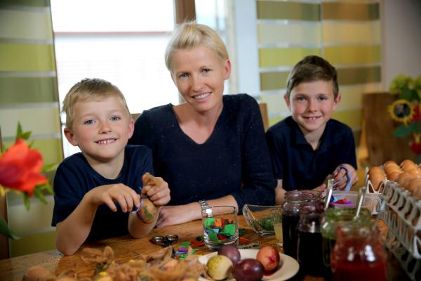 Bild 1 von 3: Nicole Karner mit ihren Söhnen Lukas und Florian beim Ostereierfärben: Für das Färben der Eier verwendet Nicole ausschließlich Zutaten aus der Natur.