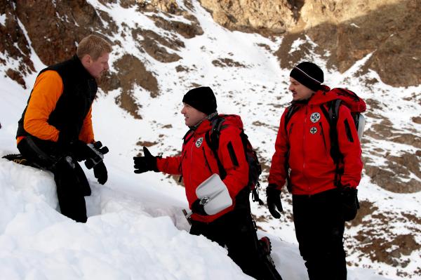 Bild 1 von 7: Andreas (Martin Gruber, l.), Toni (Martin Klempnow, M.) und Tobi (Markus Brandl, r.) müssen den Gramin-Gletscher wegen Lawinengefahr absperren.