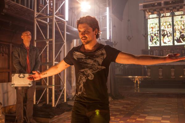 Bild 1 von 7: Der Illusionskünstler Gideon Latimer (Andrew-Lee Potts) gibt eine Vorstellung in der Dorfkirche.