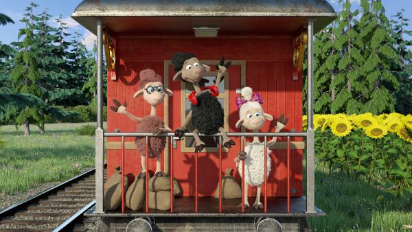 Bild 1 von 4: Alle drei Schafe schaffen es noch rechtzeitig zum Zug und winken Mascha hinterher.