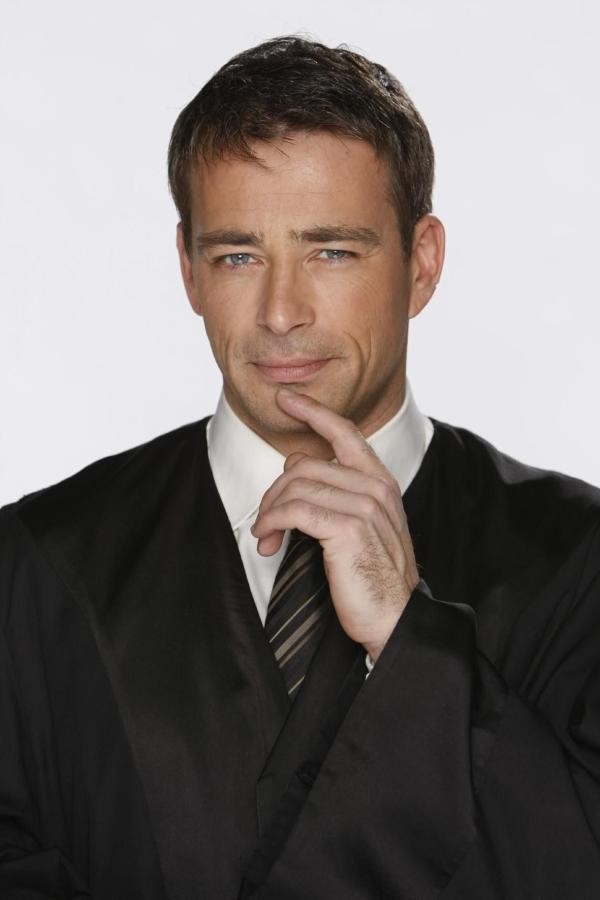 Bild 1 von 28: Oliver Schmidt (Jan Sosniok) ist als Jurist das genaue Gegenteil von Danni Lowinski. Aber Gegensätze ziehen sich ja bekanntlich an ...