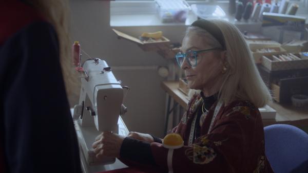 Bild 1 von 9: Sonja (Elsebeth Steentoft) näht.
© BR/DR/Bo Tengberg - Honorarfreie Verwendung gemäß AGB im redaktionellen Zusammenhang mit genannter Sendung bei Nennung \