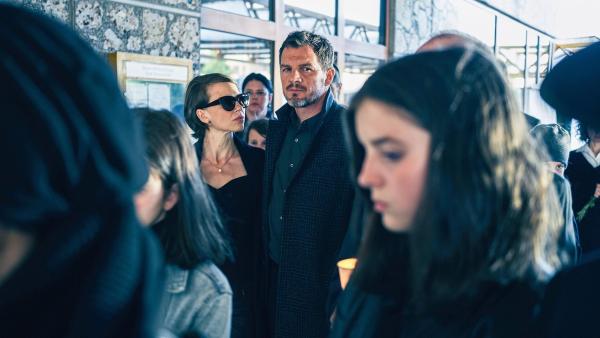 Bild 1 von 9: Im Bild: Massimo Ricci (Felix Klare) und seine Frau Ute (Andrea Wentl) auf der Gedenkveranstaltung für Pfarrer Jaunig in der Schule.