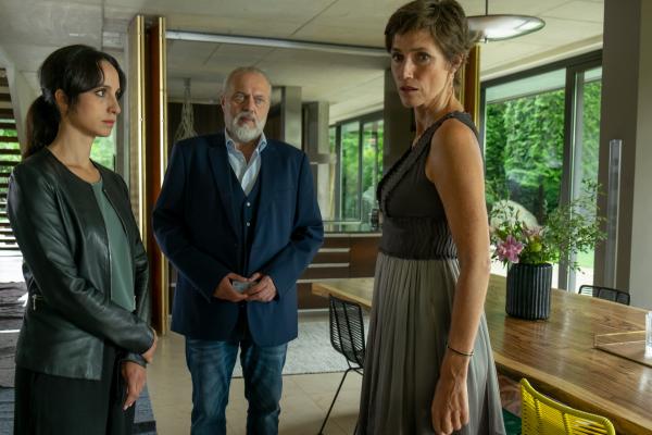 Bild 1 von 6: Richard Voss (Jan-Gregor Kremp, M.) und Annabell Lorenz (Stephanie Stumph, l.) haben eine furchtbare Nachricht für Elisabeth Holm (Julia Bremermann, r.): Ihr Mann wurde ermordet.