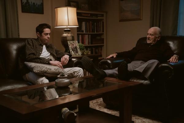 Bild 1 von 3: Opa Joe Larocca (Joe Pesci, r.) bespricht mit Pete (Pete Davidson, l.), dass die Dreharbeiten für Pete nicht gut gelaufen sind und er sein Leben anders meistern soll. Dass er von den Drogen weg muss und endlich einen neuen Entzug starten soll.
